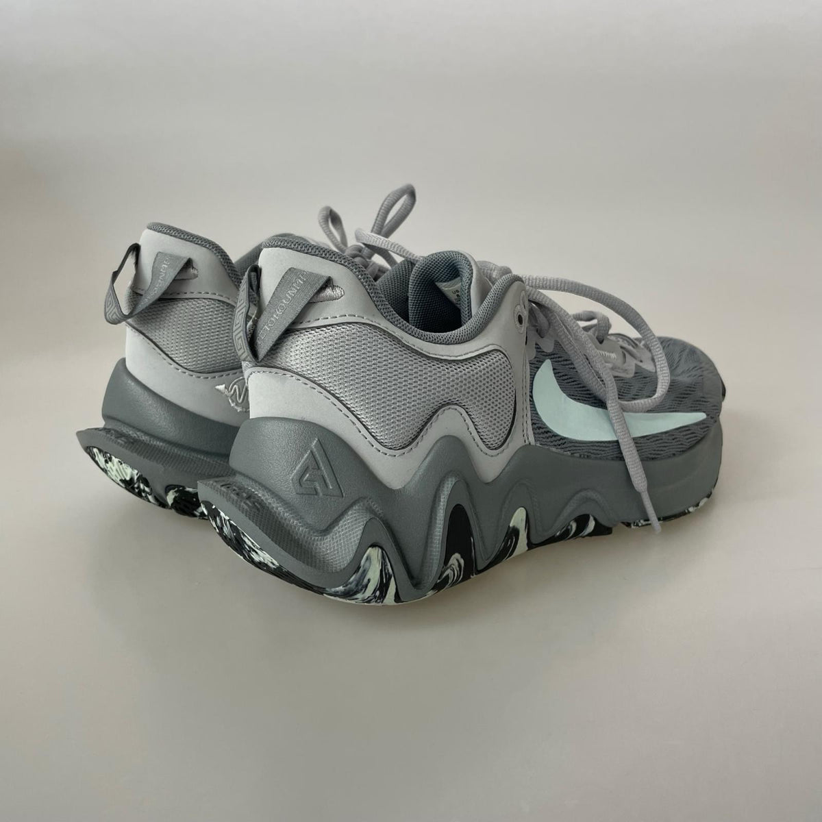 スニーカー DM0825-004 グレー 26cm (US8 UK7 1/2 EU42) グレー