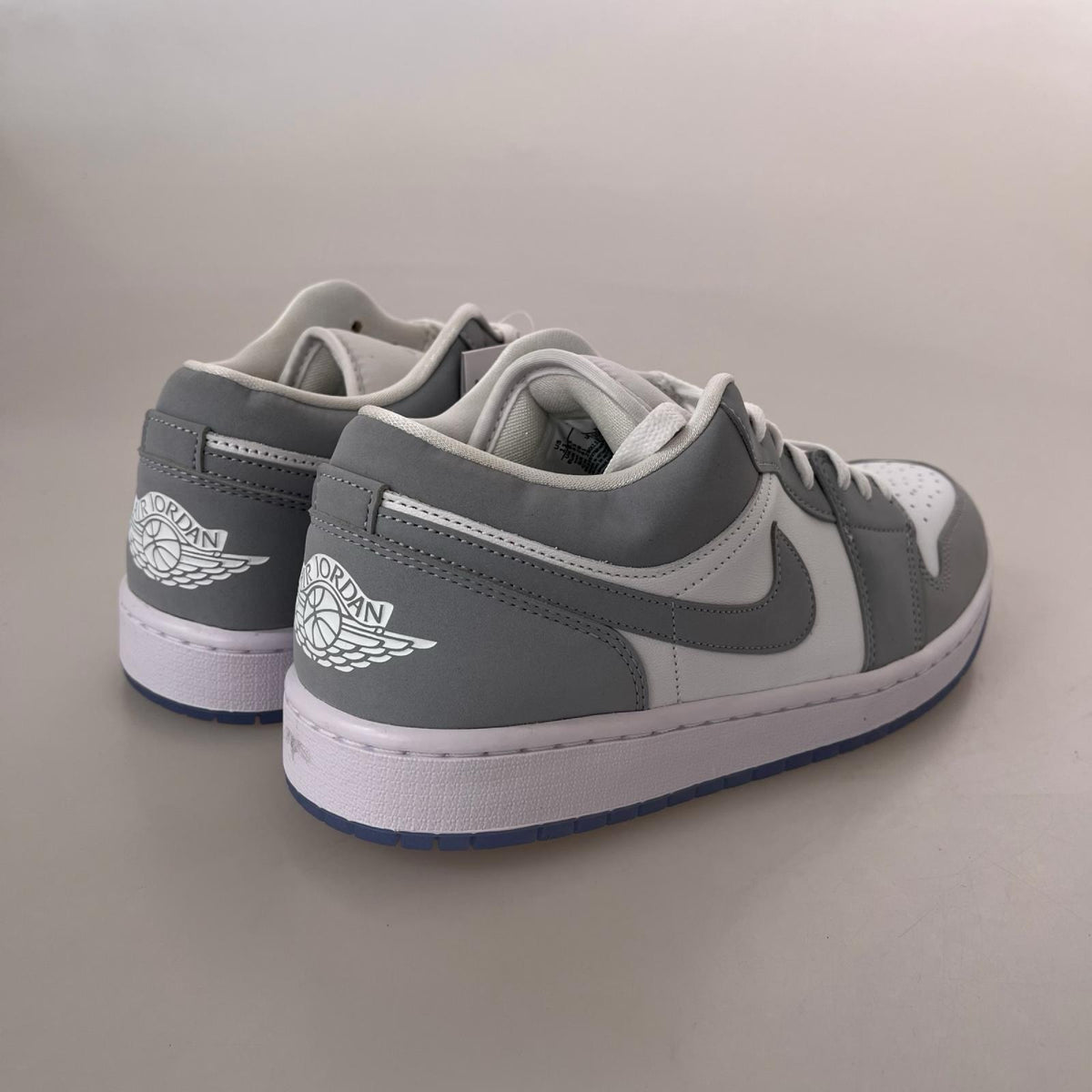 スニーカー WMNS AIR JORDAN 1 LOW WOLF GREY DC0774-105 (28.0) 28cm (US10 UK9 1/2 EU46)