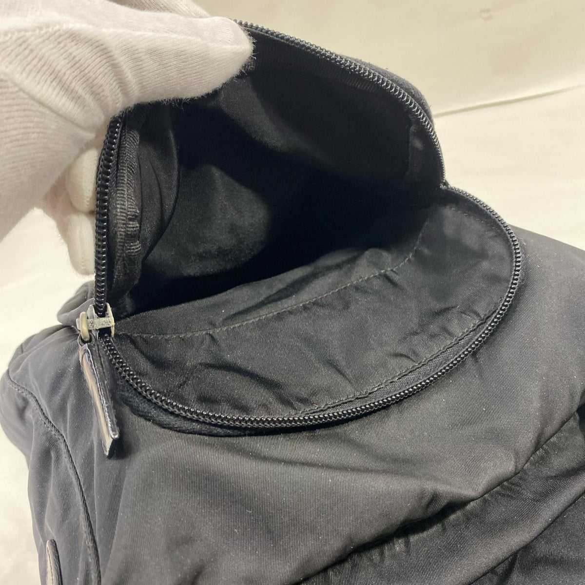 ロゴプレートナイロンショルダーバック 黒