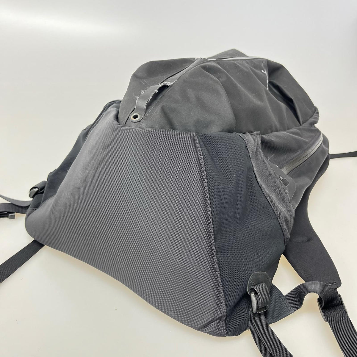 リュック・デイパック ARRO 22 BACKPACK/24016 ブラック