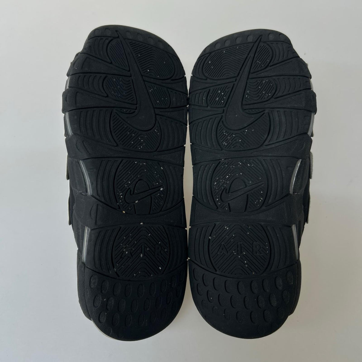 サンダル AIR MORE UPTEMPO SLIDE 黒 DV2132-001 27cm (US9 UK8 1/2 EU44) ブラック