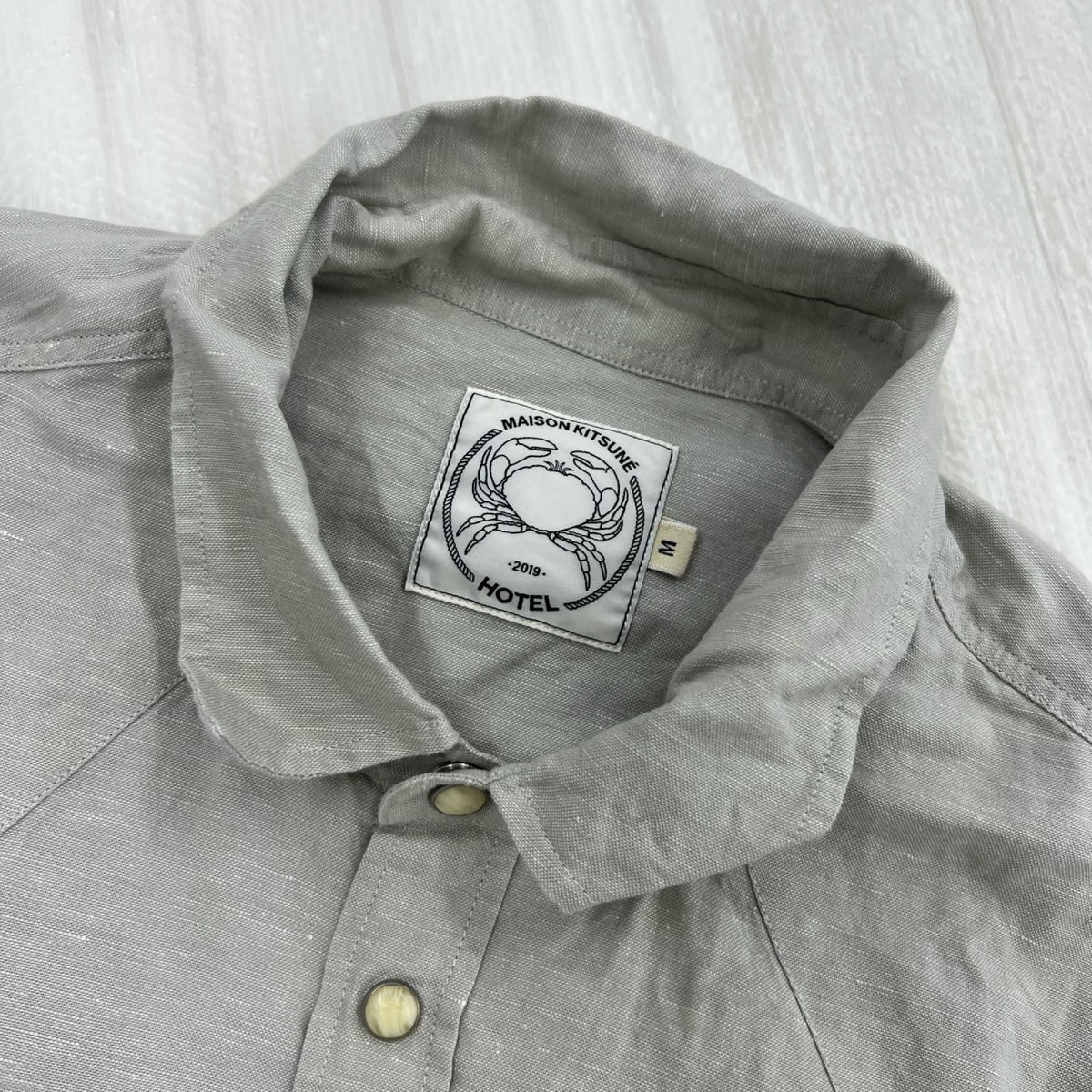 長袖シャツ MAISON KITSUNE HOTEL コットンリネンシャツ オフホワイト M グレー