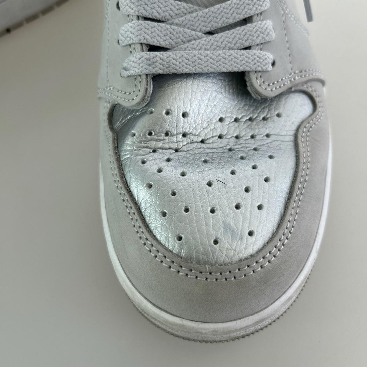 スニーカー AIR JORDAN 1 RETRO LOW OG Metallic Silver CZ0790-002 28.5cm (US10 1/2 UK10 EU47)