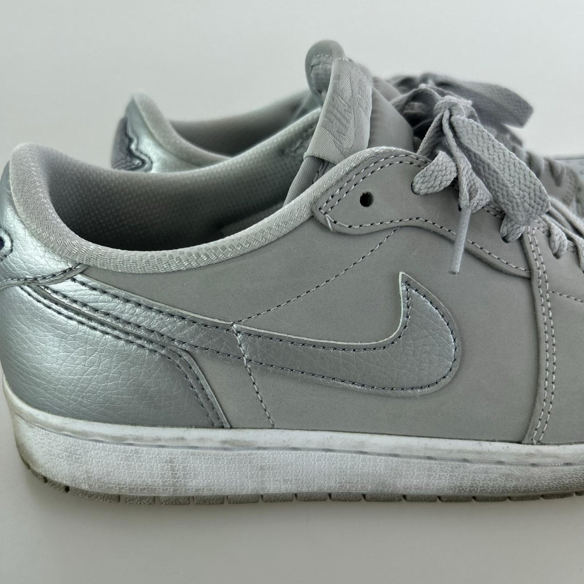 スニーカー AIR JORDAN 1 RETRO LOW OG Metallic Silver CZ0790-002 28.5cm (US10 1/2 UK10 EU47)