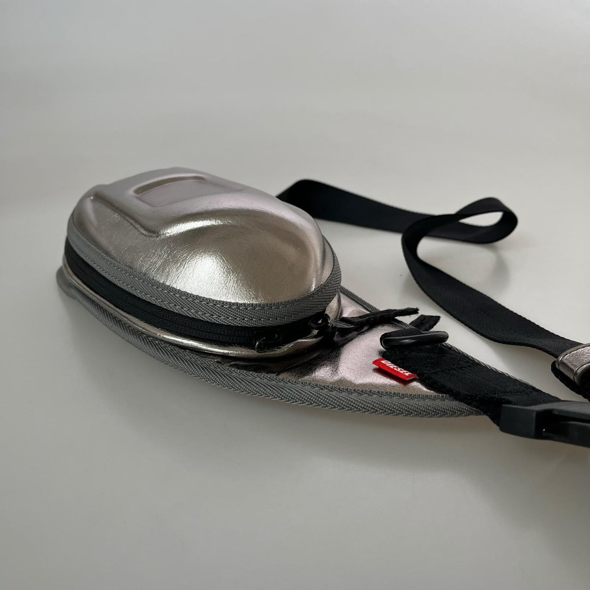ショルダーバッグ DIESEL 1 DR POD ボディバッグ シルバー
