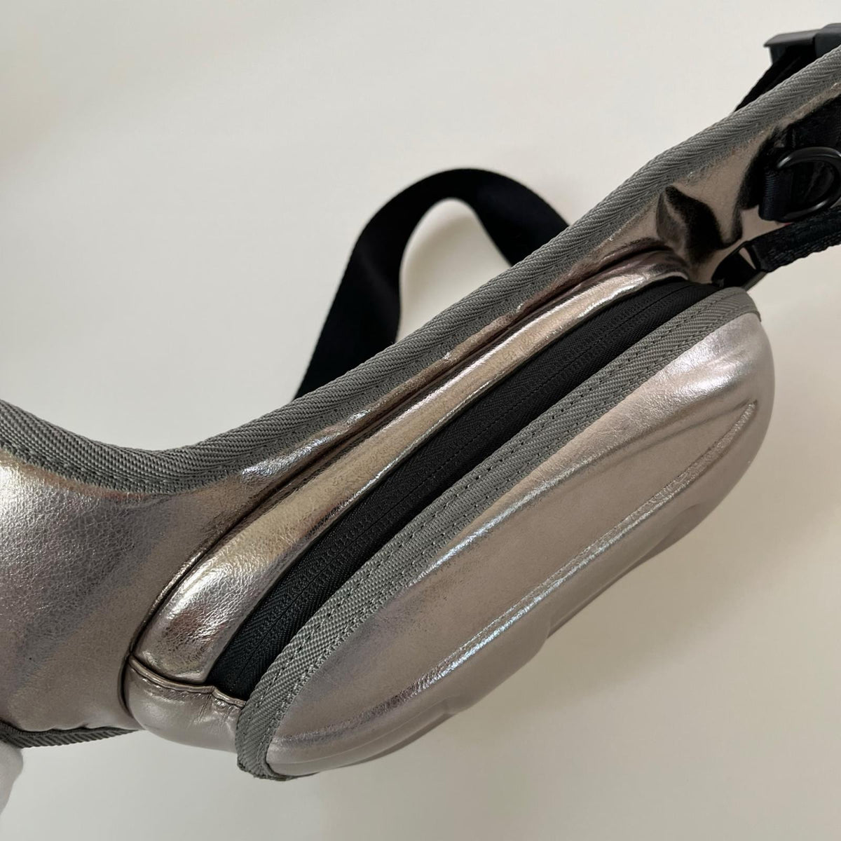 ショルダーバッグ DIESEL 1 DR POD ボディバッグ シルバー
