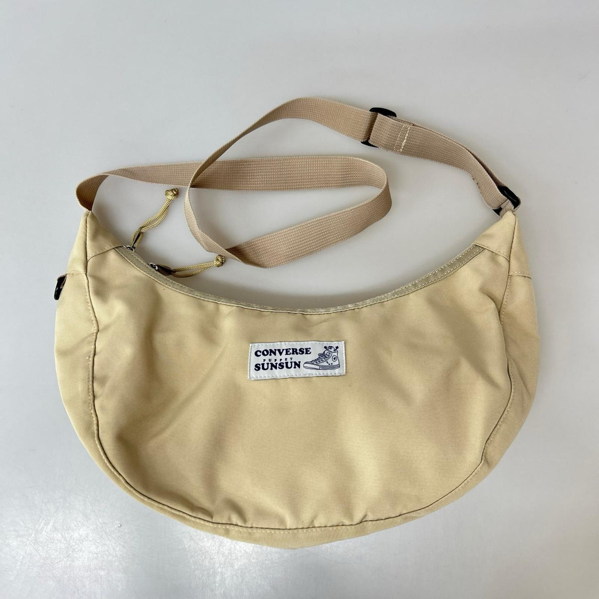 ショルダーバッグ CONVERSE×SUNSUN スンスン CRESCENT SLINGBAG ベージュ ベージュ