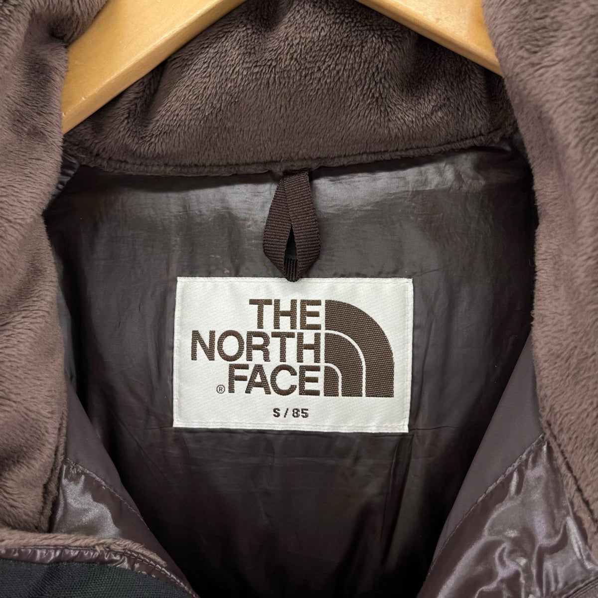 ダウンジャケット W'S NEO PUFFY DOWN JACKET 茶 S S ブラウン