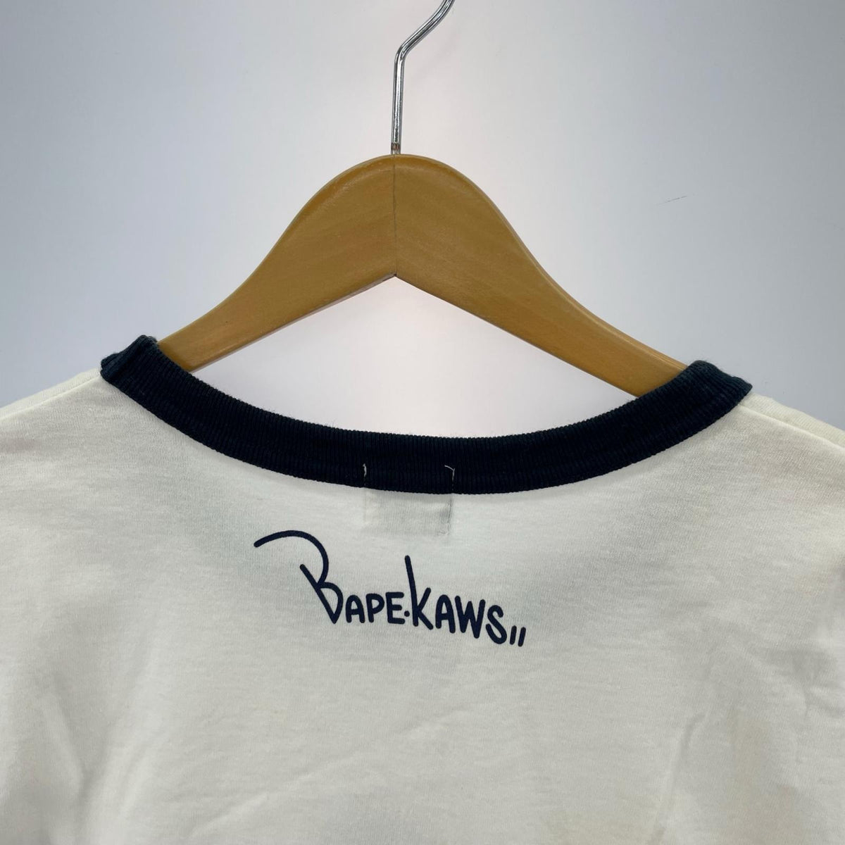 半袖Tシャツ KAWS リンガーTee(XL) ホワイト
