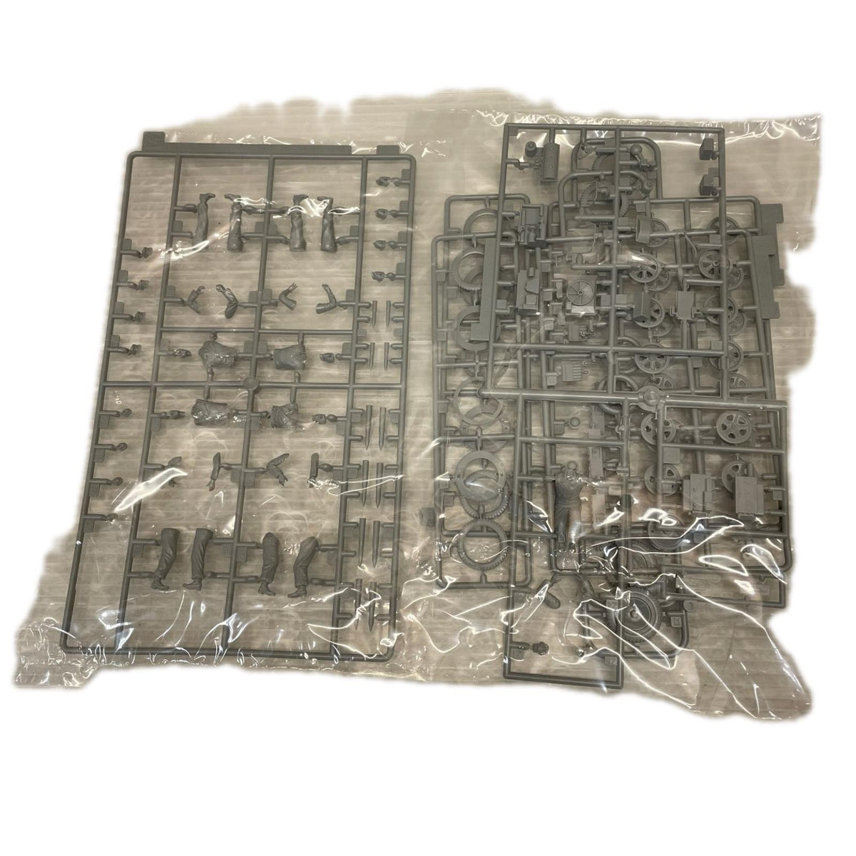 1/35 WW.II ドイツ軍 Sd.Kfz.252 軽装甲弾薬運搬車 DRAGON ミリタリープラモ