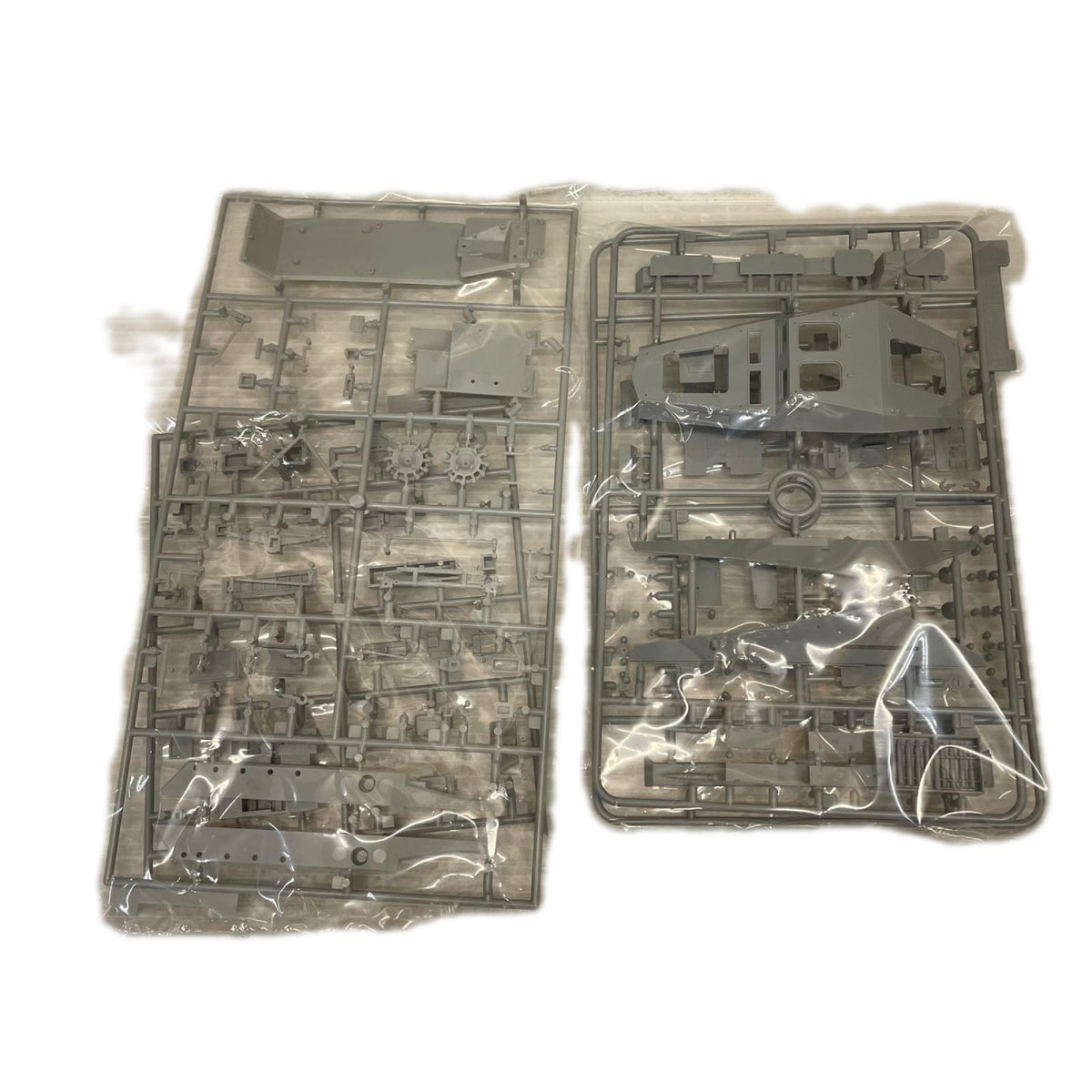 1/35 WW.II ドイツ軍 Sd.Kfz.252 軽装甲弾薬運搬車 DRAGON ミリタリープラモ