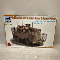 1/35 アメリカ軍 MPCV 地雷除去車両 スペースド&スラットアーマー BRONCO ミリタリープラモ