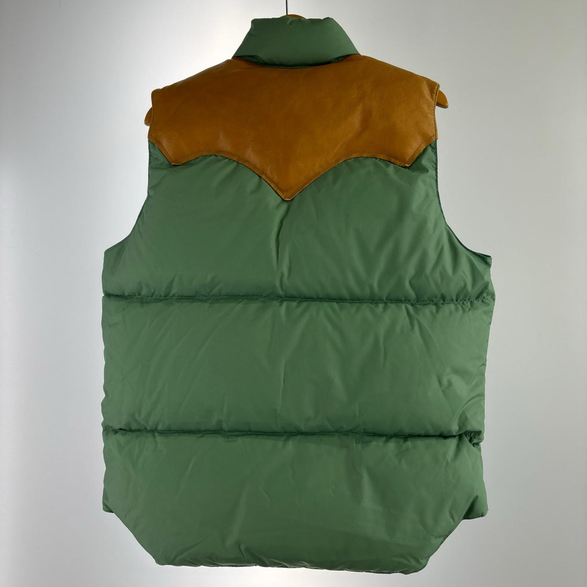 ダウンベスト Rocky Mountain FeatherBed レザーヨークダウンベスト 450-452-01 緑 (40) 40 グリーン