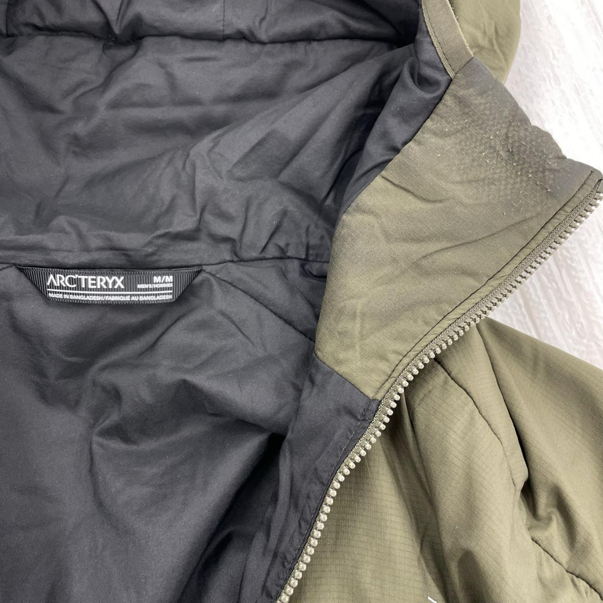 ジャケット ATOM LT HOODY カーキ M