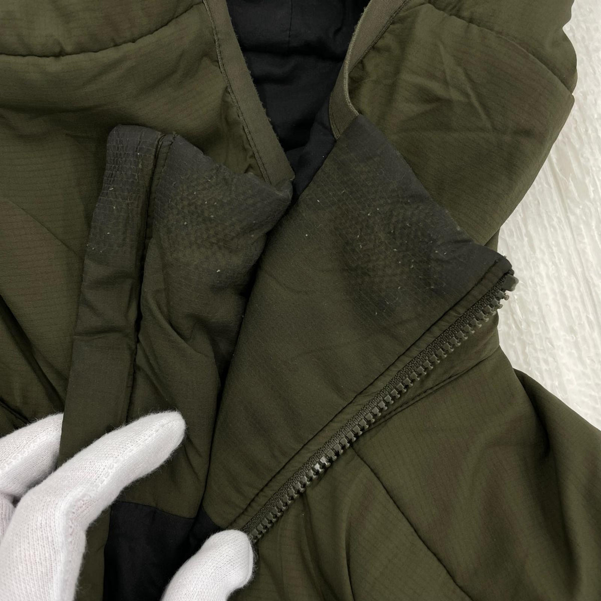 ジャケット ATOM LT HOODY カーキ M