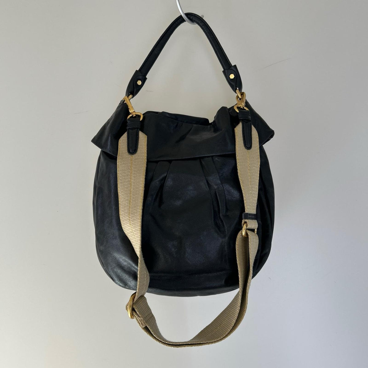 ショルダーバッグ classic Q Hillier Hobo プレートレザーバッグ ブラック