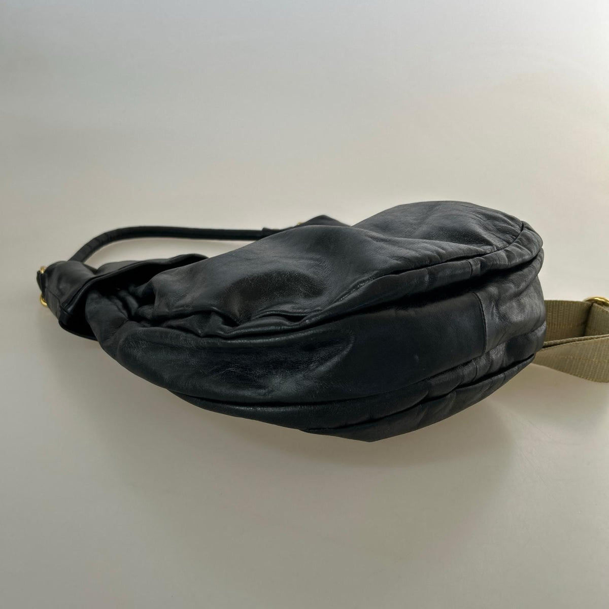 ショルダーバッグ classic Q Hillier Hobo プレートレザーバッグ ブラック