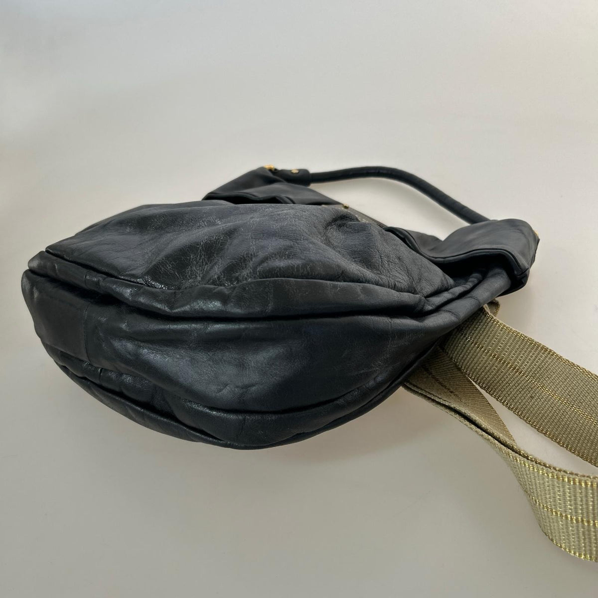 ショルダーバッグ classic Q Hillier Hobo プレートレザーバッグ ブラック
