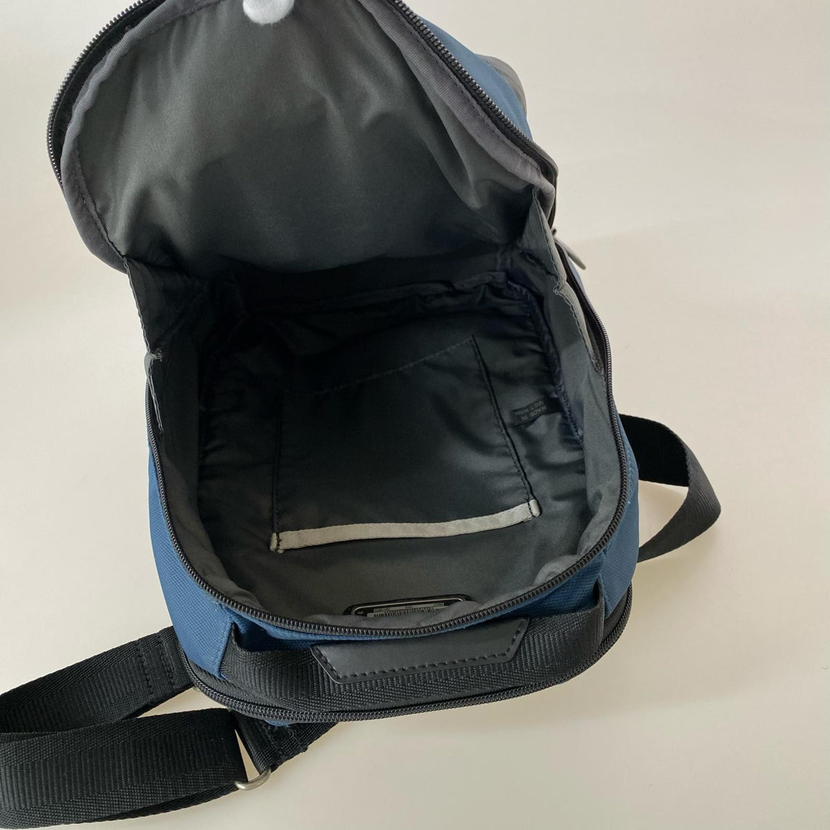 ショルダーバッグ TUMI BAYSHORE SLING BAG バリスティックナイロン ネイビー