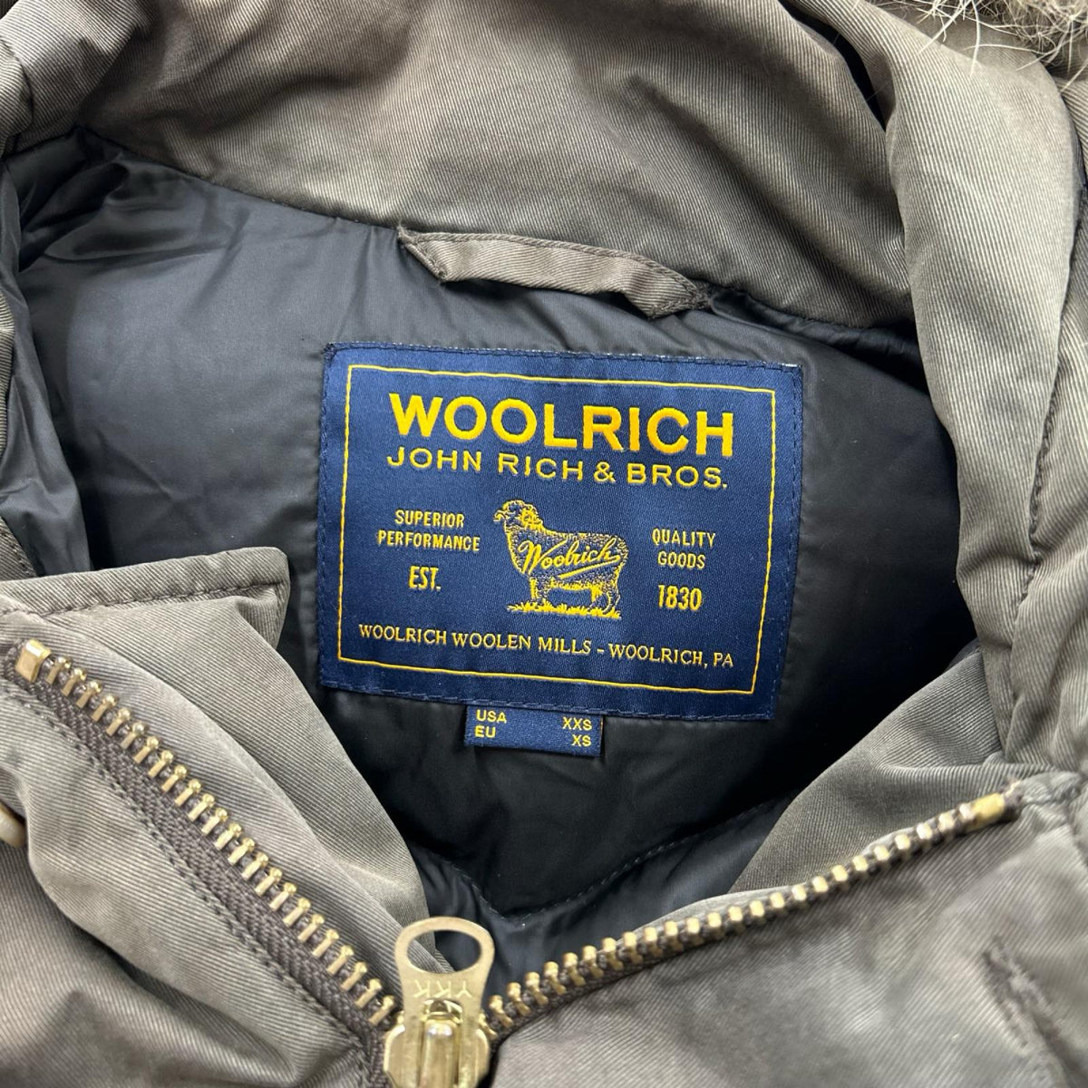ダウンジャケット ARCTIC PARKA カモフラ カーキ (XS) カーキ
