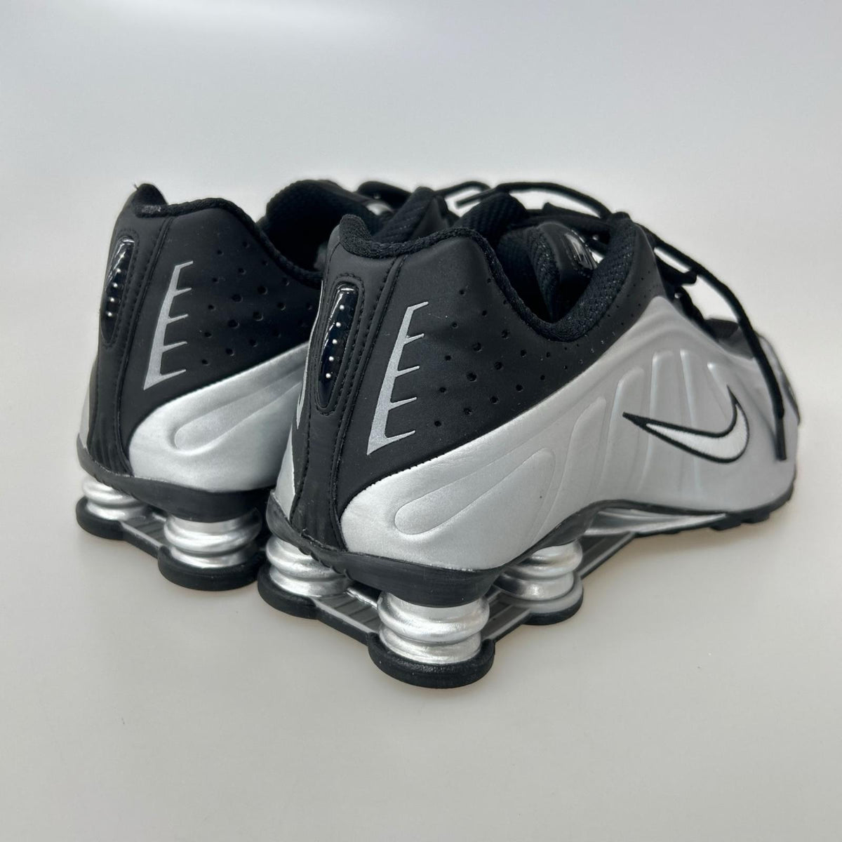 スニーカー SHOX R4 Metallic Silver/Black 28.5cm 28.5cm (US10 1/2 UK10 EU47) シルバー