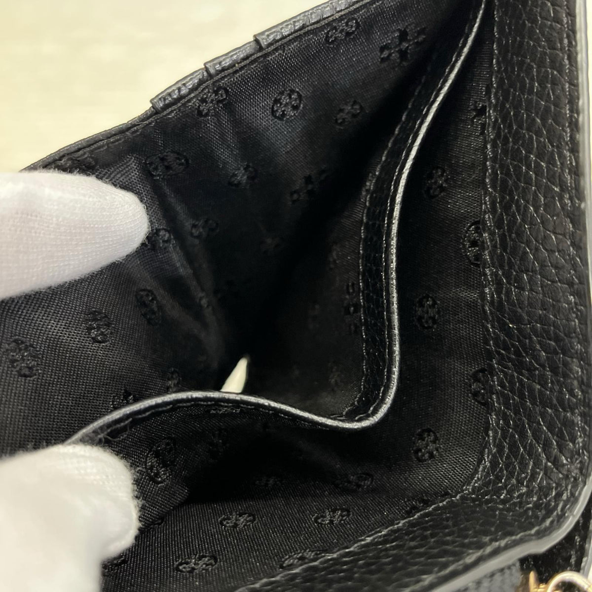 TORY BURCH ラウンドジップ 財布 黒