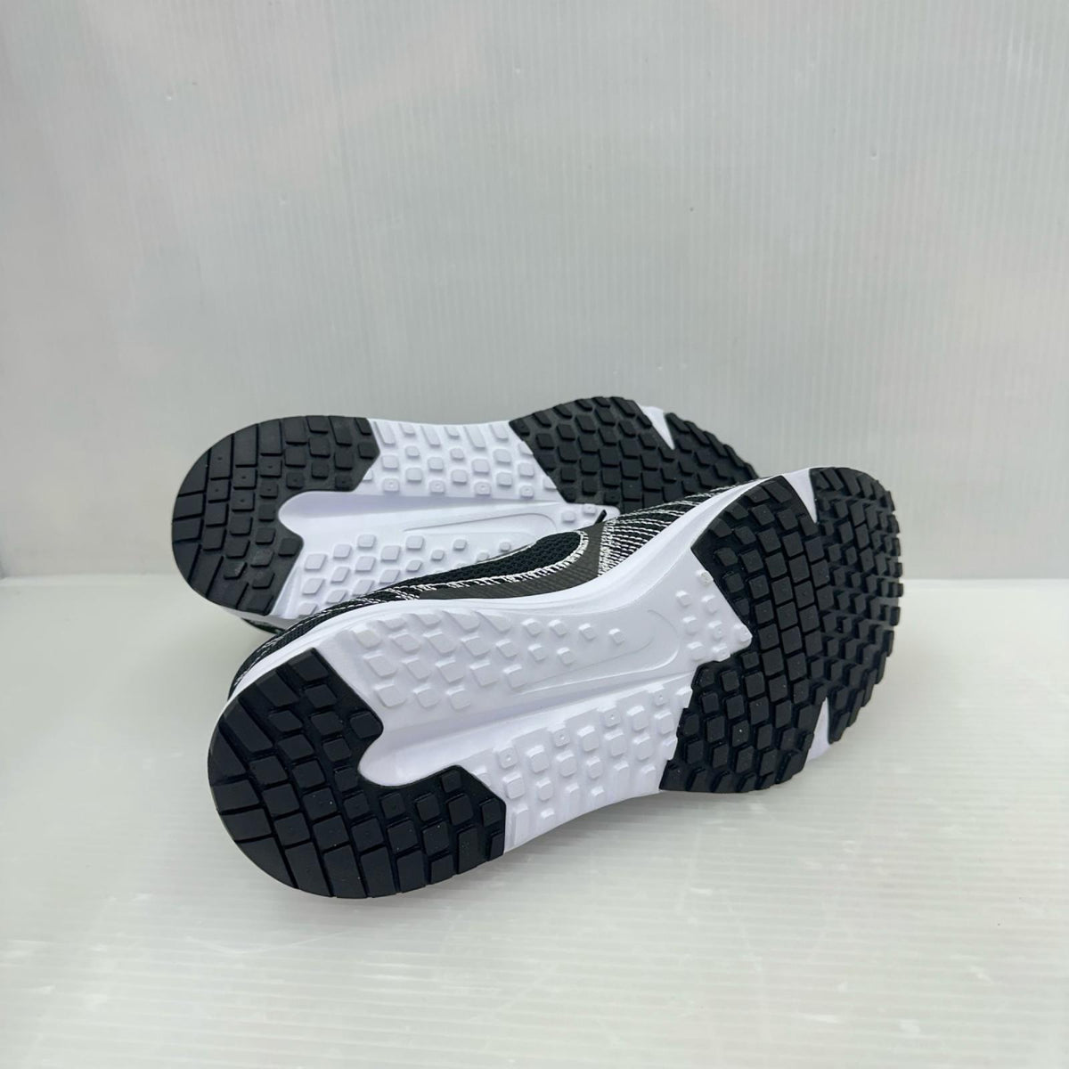 スニーカー RUN DEFY HM9594-004 白黒 26cm 26cm (US8 UK7 1/2 EU42)