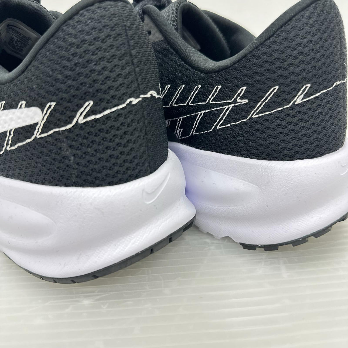 スニーカー RUN DEFY HM9594-004 白黒 26cm 26cm (US8 UK7 1/2 EU42)
