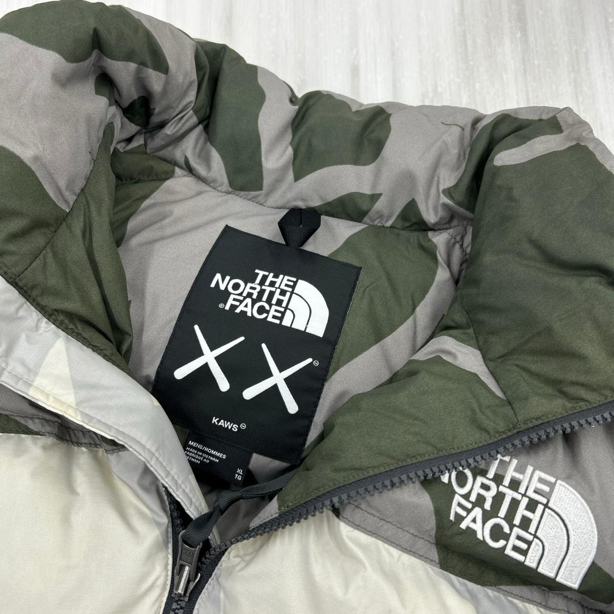 ダウンジャケット ×KAWS 1996 RETRO NUPTSE JACKET XL マルチカラー