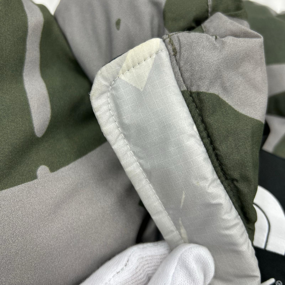 ダウンジャケット ×KAWS 1996 RETRO NUPTSE JACKET XL マルチカラー