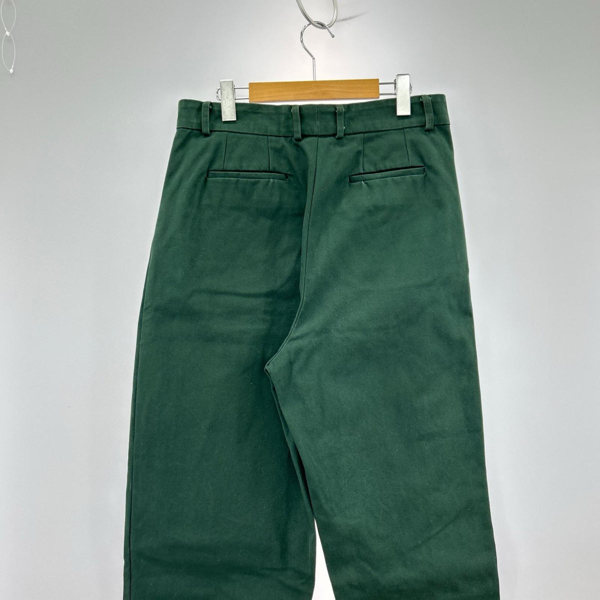 パンツ 0423048 STIFF COTTON 2-TUCK TROUSERS 緑 グリーン