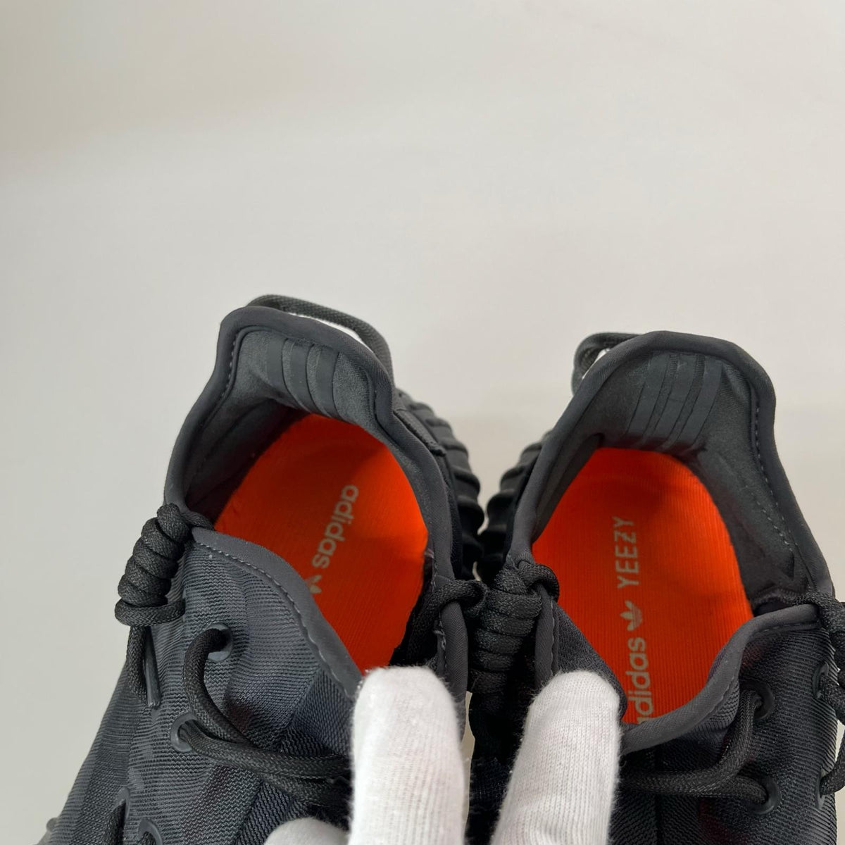 シューズ Yeezy Boost 350V2 モノシンダー ブラック