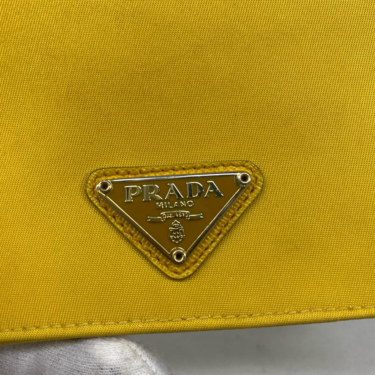 PRADA/三角プレート/ミドルウォレット/イエロー