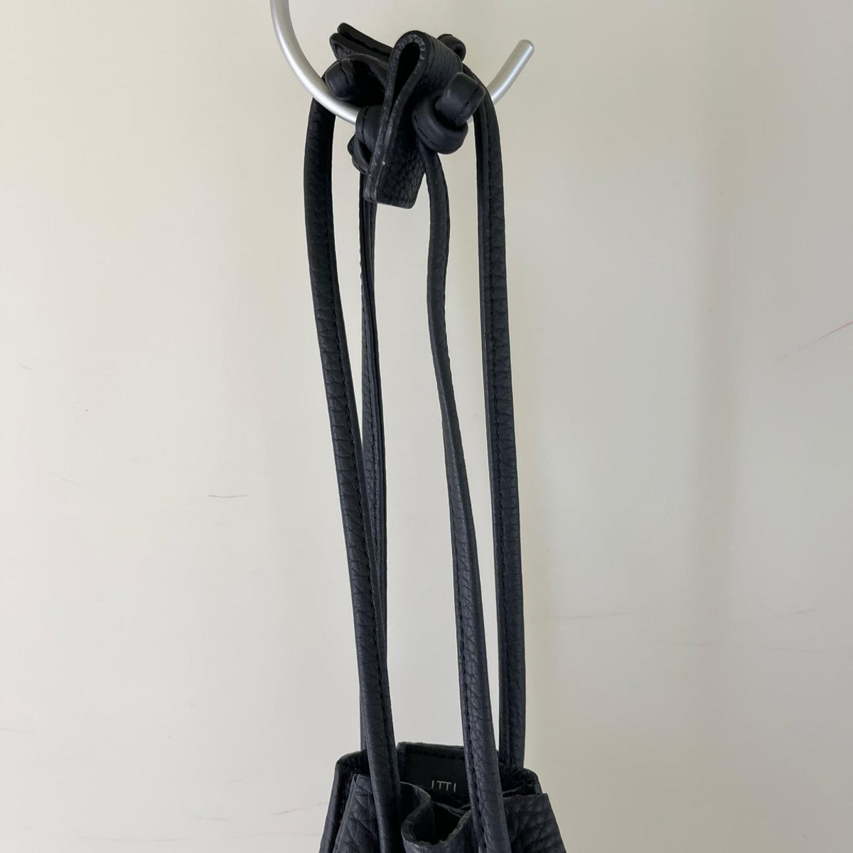 その他バッグ ITTI 巾着レザーハンドバッグ BLK ブラック
