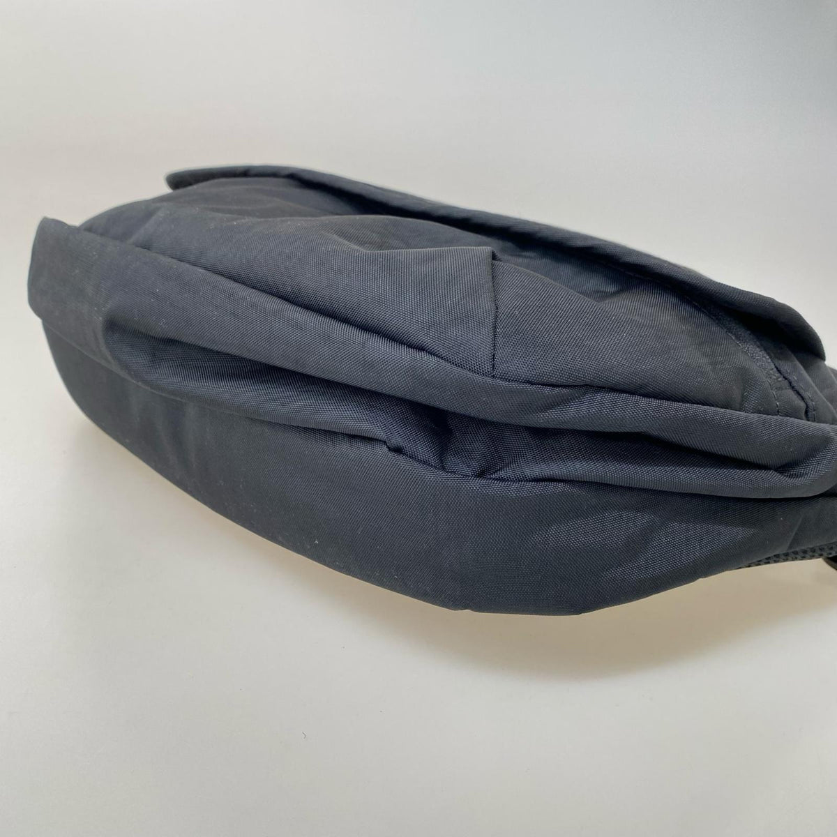 ショルダーバッグ BOT FLAP SLING 8L BLK ブラック