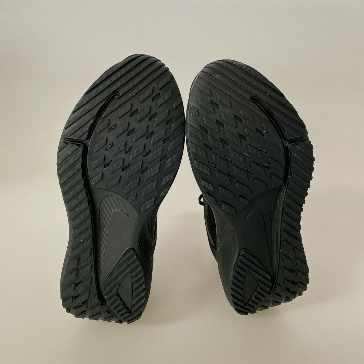 スニーカー QUEST 7/26cm/IM6368-001 26cm (US8 UK7 1/2 EU42) ブラック