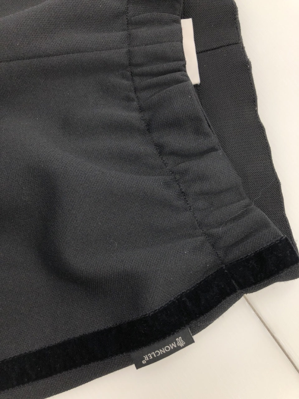 その他ボトムス MONCLER Side-stripe pleat-front trousers 40