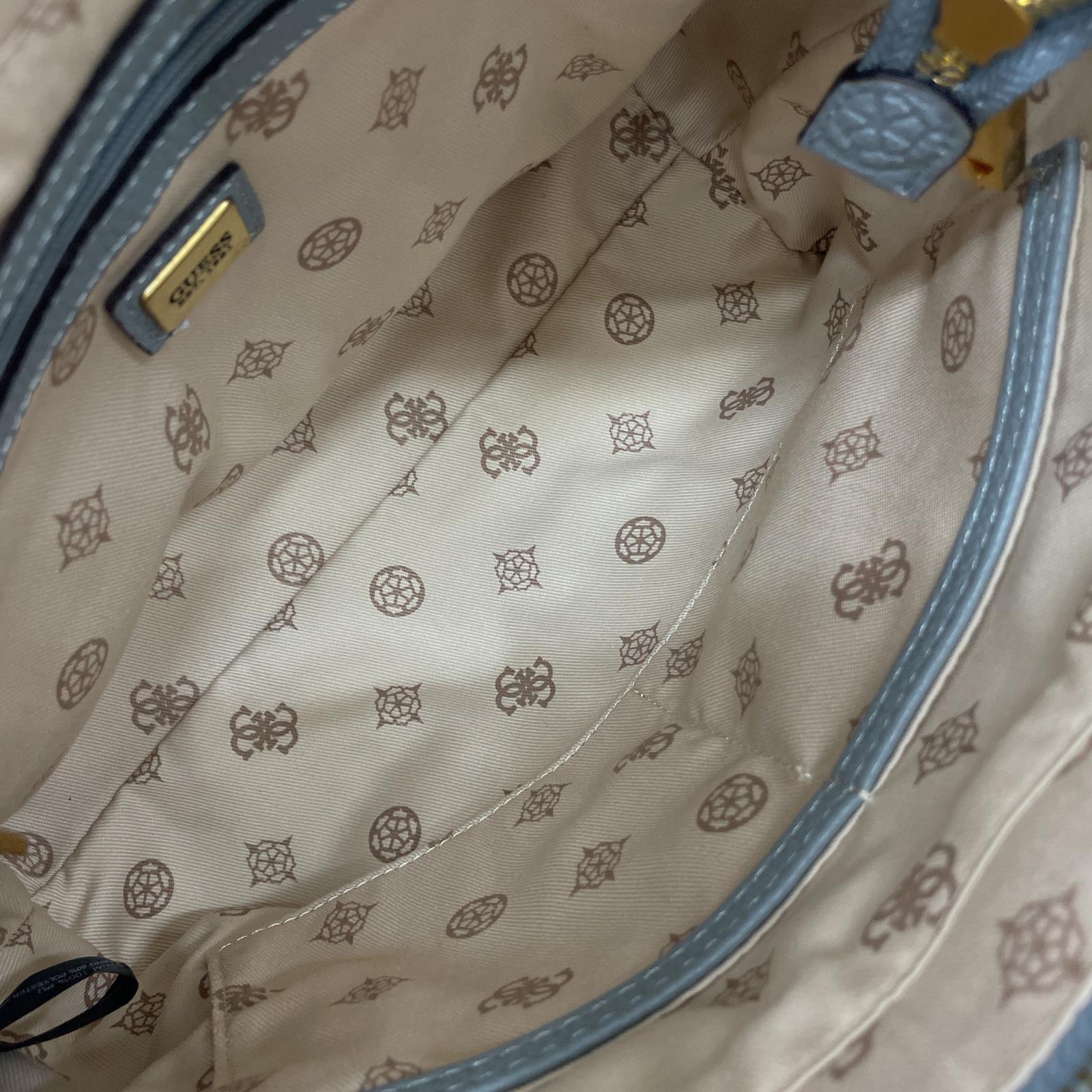 その他バッグ GUESS/ﾊﾝﾄﾞﾊﾞｯｸﾞ/Light Denim Logo/ﾗｲﾄﾌﾞﾙｰ ブルー
