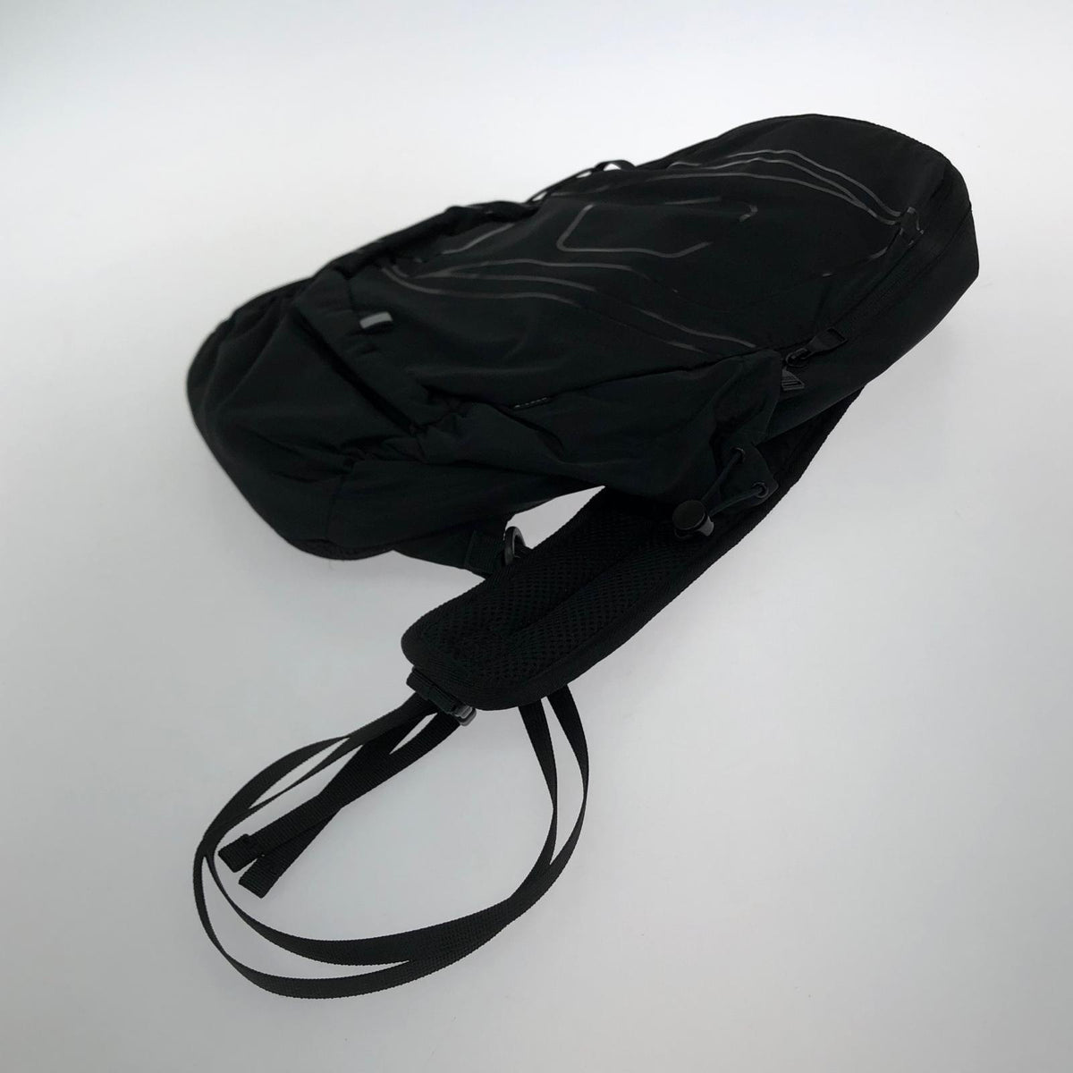 ショルダーバッグ DRAPE SLING BAG ブラック