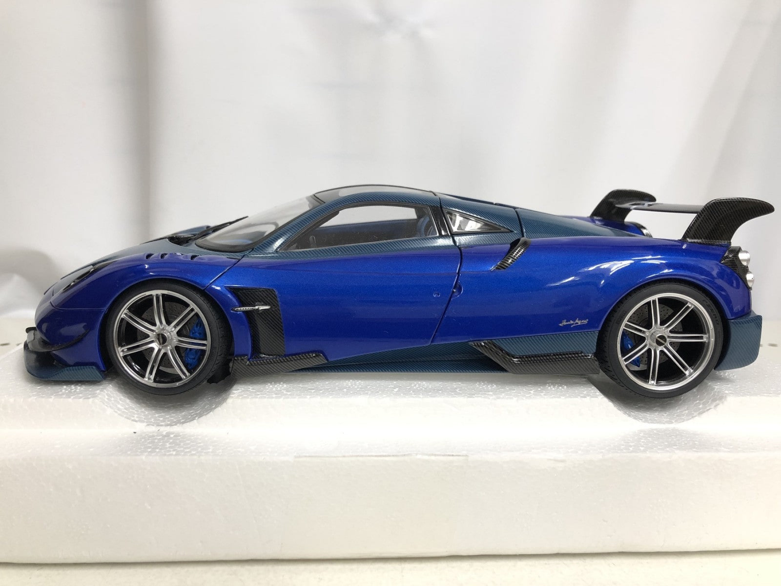 1/18 パガーニ ウアイラ BC オートアート スケールカー