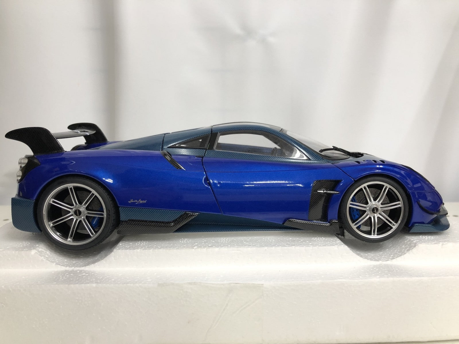 1/18 パガーニ ウアイラ BC オートアート スケールカー