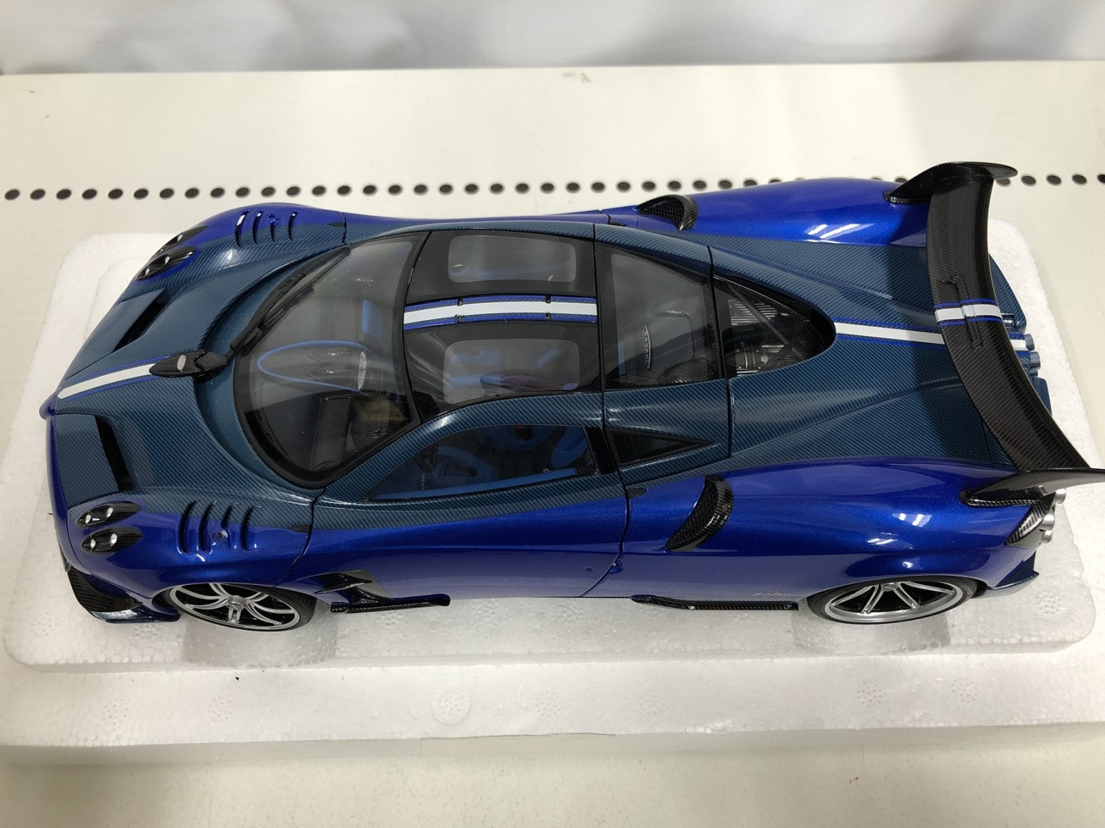 1/18 パガーニ ウアイラ BC オートアート スケールカー