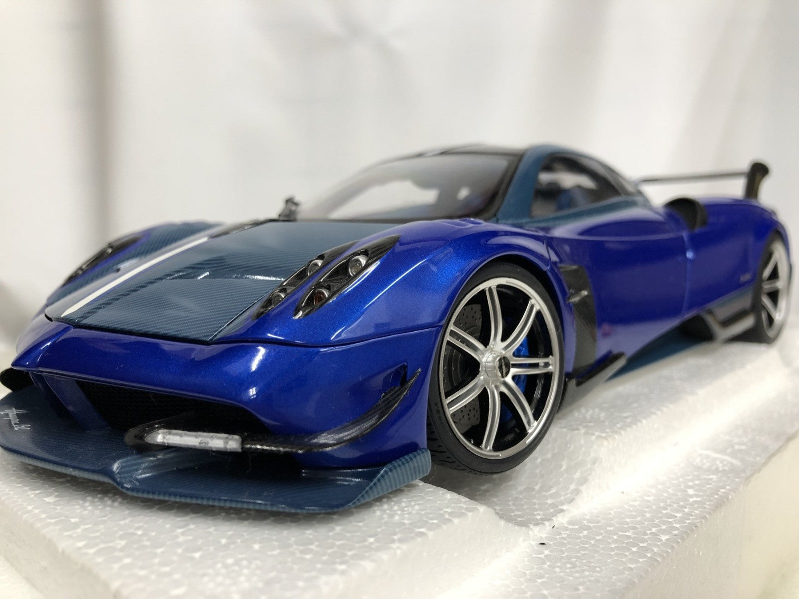 1/18 パガーニ ウアイラ BC オートアート スケールカー