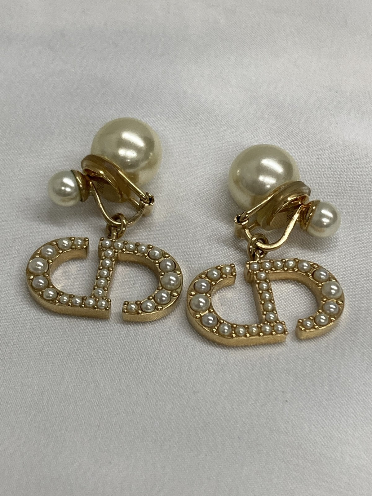DIOR パール CDロゴ トライバル イヤリング