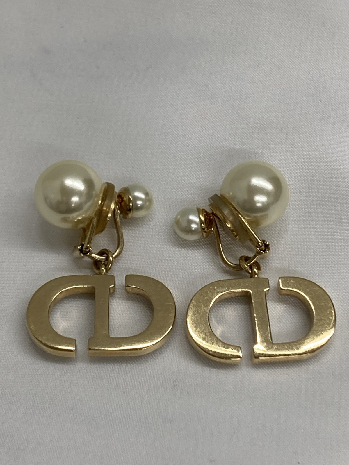 DIOR パール CDロゴ トライバル イヤリング