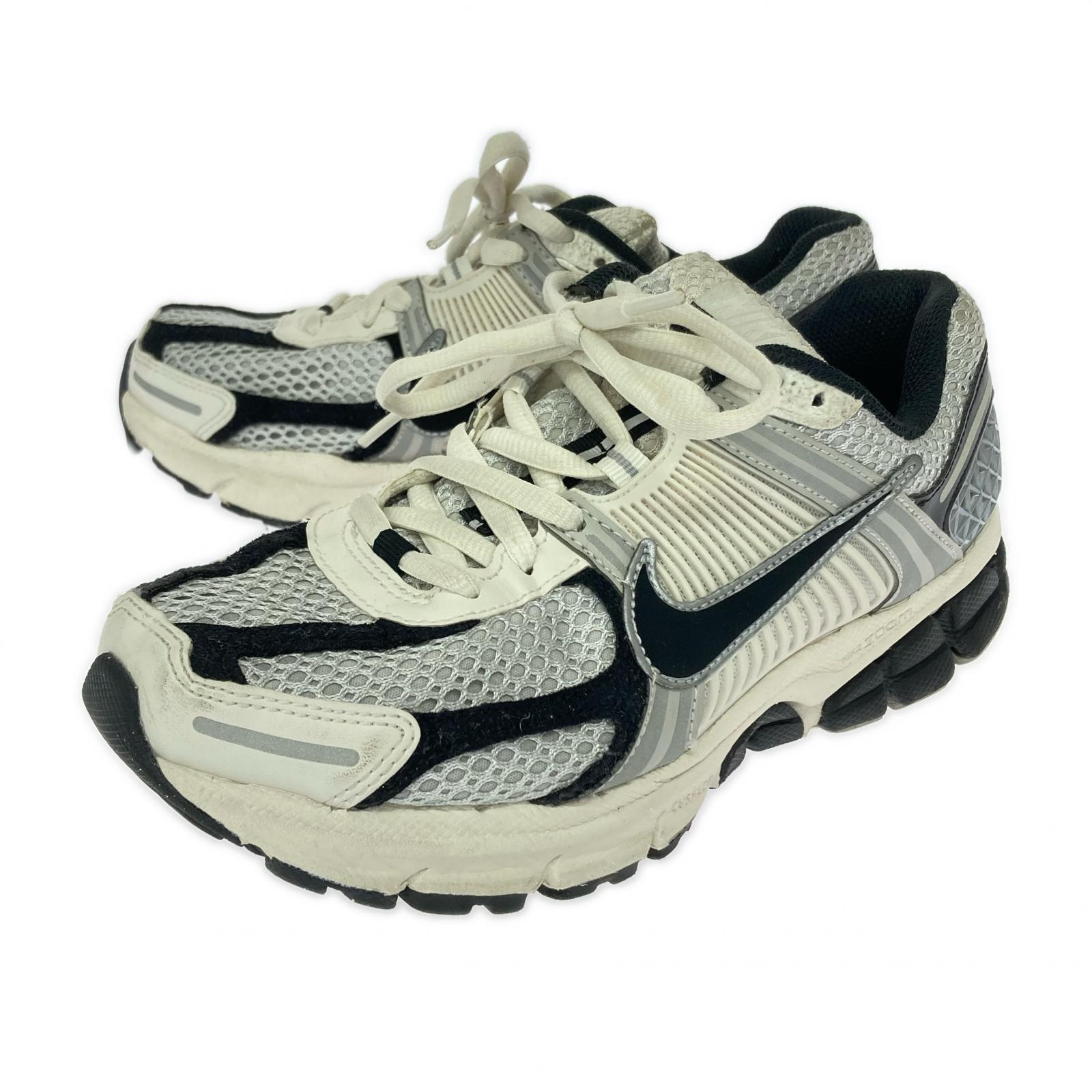 スニーカー WMNS ZOOM VOMERO 5　(24.5cm)