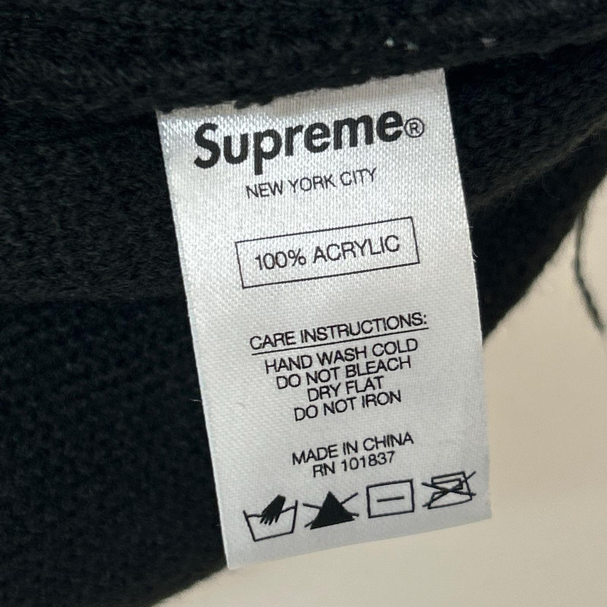 キャップ SUPREME ボンボンニット　黒　ロゴ白 ブラック