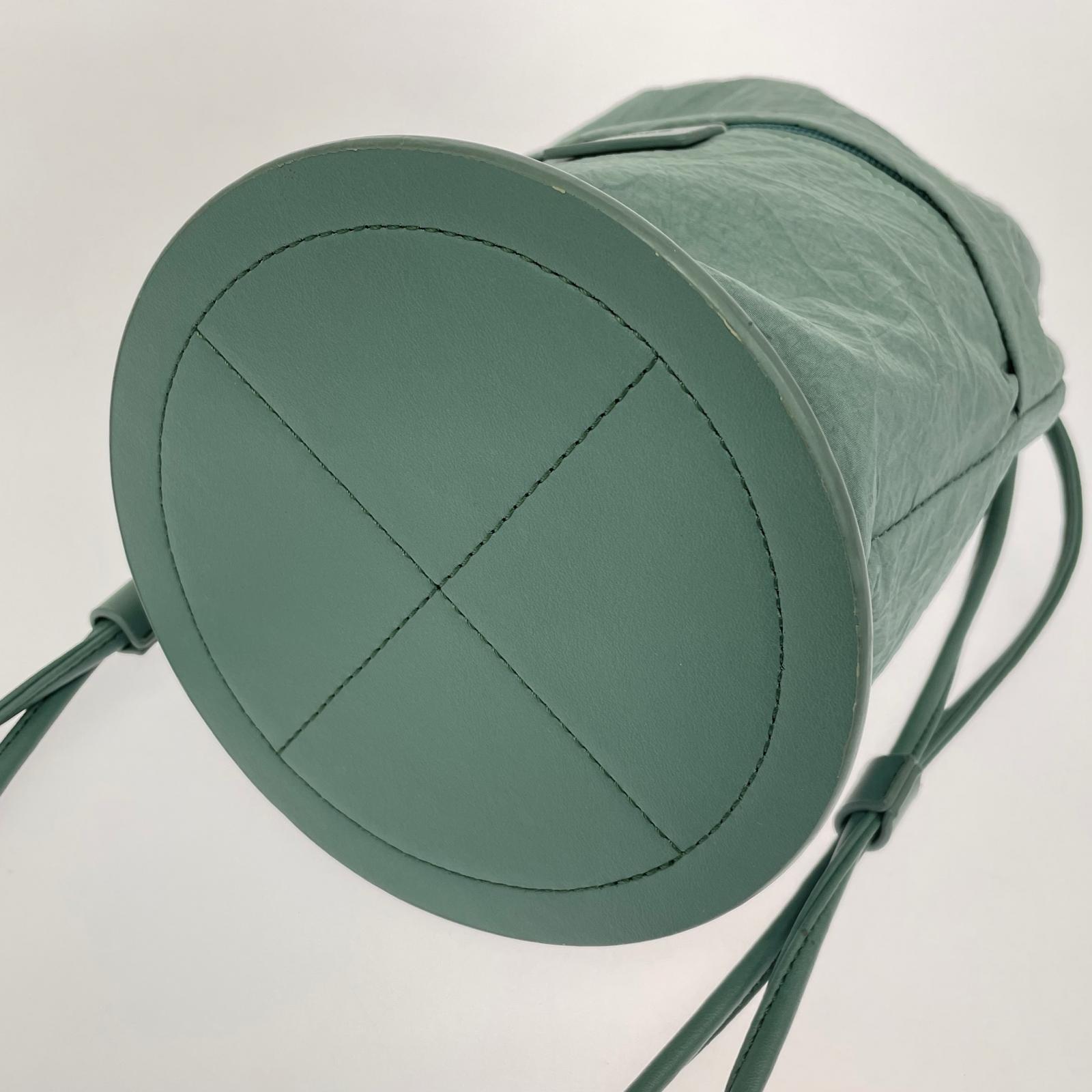 その他バッグ KABINETT カビネDRAWSTRING WRINKLE バッグ グリーン