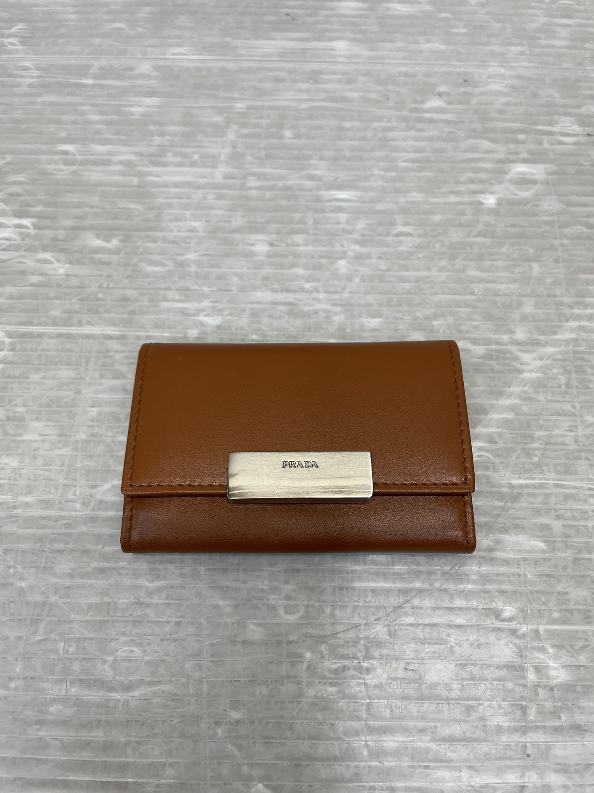 PRADA シルバーロゴプレート 6連キーケース 茶