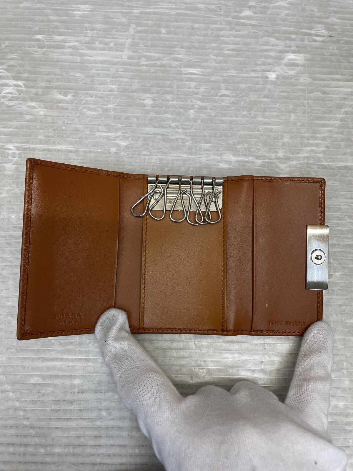 PRADA シルバーロゴプレート 6連キーケース 茶